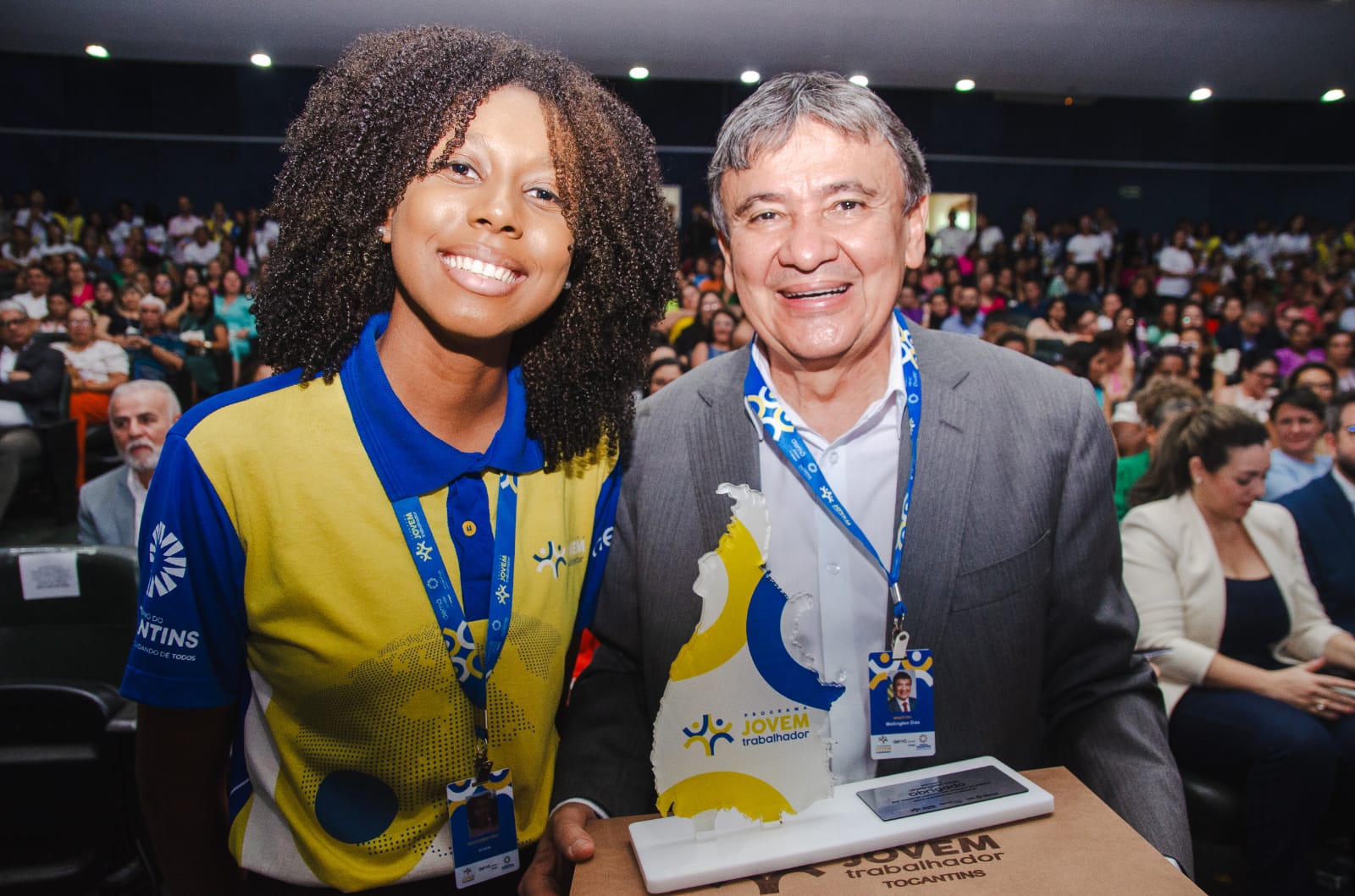 fotos da autoridade presentes: 
Wellington Dias: Ministro do Desenvolvimento Assistência Social e Combate a fome mais uma jovem negra que entraga para ele um trofeu 